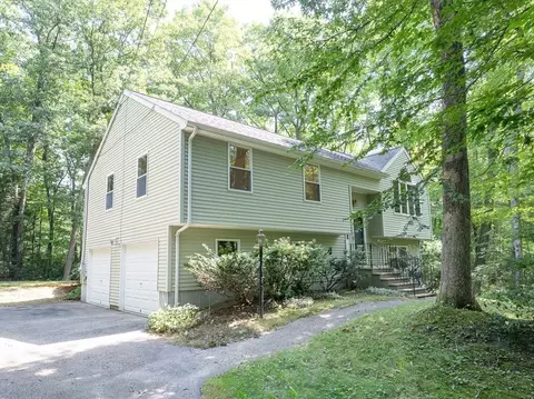 611 Henshaw St, Rochdale, MA 01542