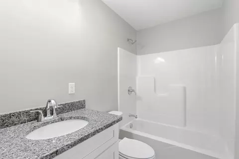Bath - 71 Pine St #B, Warren, MA 01083 photo 1 of 4