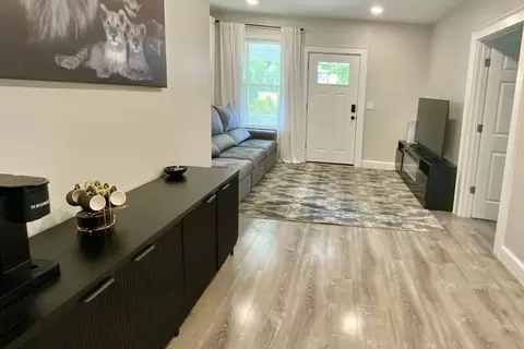 Entry Way - 5 5a Ferdinand St, Worcester, MA 01603 photo 3 of 5