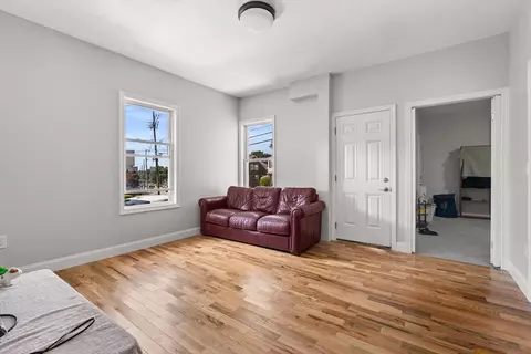 Living - 186 Washington St, Gloucester, MA 01930 photo 1 of 2