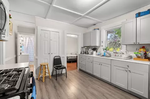 Entry Way - 186 Washington St, Gloucester, MA 01930 photo 3 of 4