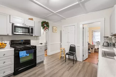 Entry Way - 186 Washington St, Gloucester, MA 01930 photo 4 of 4