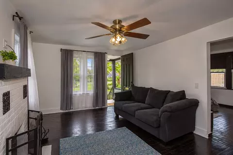 Living - 33 Plumtree Rd, Springfield, MA 01118 photo 3 of 3