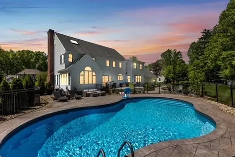 17 Wellington Dr, East Longmeadow, MA 01028