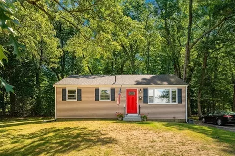 4 Edward Cody Ln, Weymouth, MA 02190