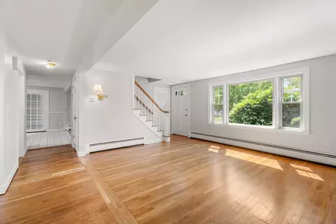 Living - 20 Oakhurst Rd, Beverly, MA 01915 photo 9 of 11