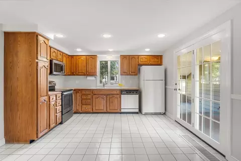 Kitchen - 20 Oakhurst Rd, Beverly, MA 01915 photo 2 of 3