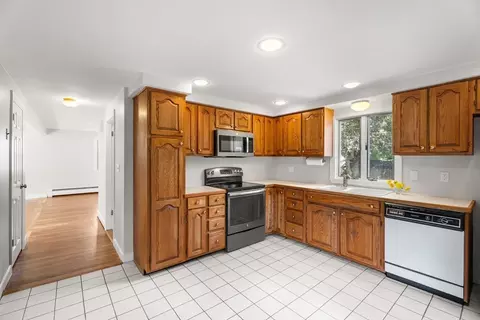 Kitchen - 20 Oakhurst Rd, Beverly, MA 01915 photo 1 of 3