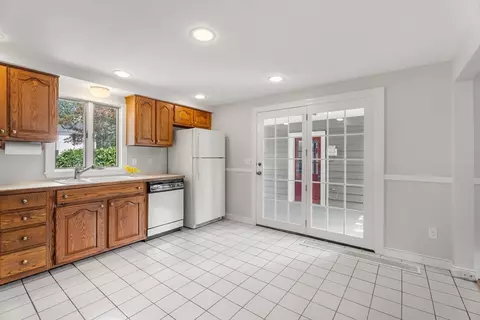 Kitchen - 20 Oakhurst Rd, Beverly, MA 01915 photo 3 of 3