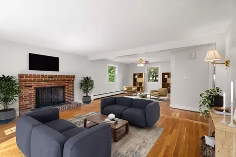 Living - 20 Oakhurst Rd, Beverly, MA 01915 photo 4 of 11