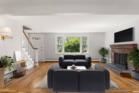 Living - 20 Oakhurst Rd, Beverly, MA 01915 photo 2 of 11