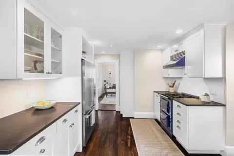 Entry Way - 3 State St, Marblehead, MA 01945 photo 2 of 6