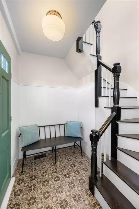 Entry Way - 3 State St, Marblehead, MA 01945 photo 1 of 6