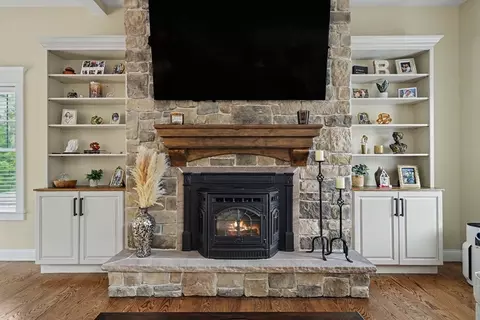Living - 19 Katherine St, Acushnet, MA 02743 photo 2 of 2