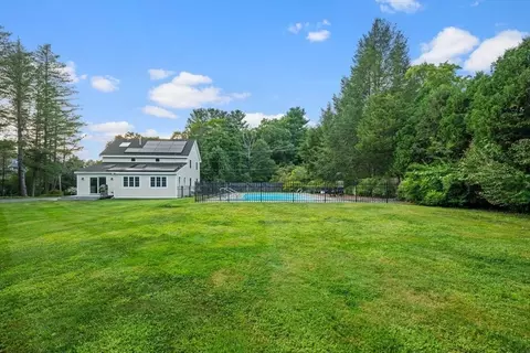 Exterior - 5 Elm St, Upton, MA 01568 photo 2 of 11