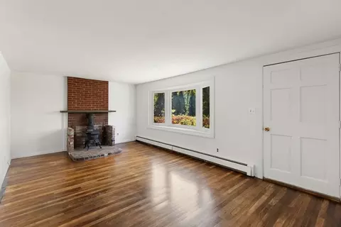 Living - 59 Holly St, Gloucester, MA 01930 photo 2 of 7
