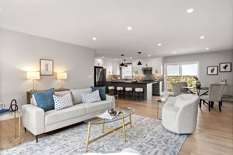 Living - 660 Hildreth St, Dracut, MA 01826 photo 1 of 3