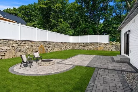 Exterior - 660 Hildreth St, Dracut, MA 01826 photo 4 of 5