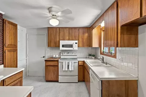 Kitchen - 19 Champlain Dr, Hudson, MA 01749 photo 1 of 3