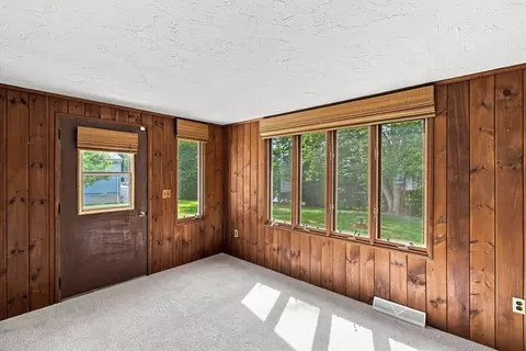 Living - 19 Champlain Dr, Hudson, MA 01749 photo 6 of 7