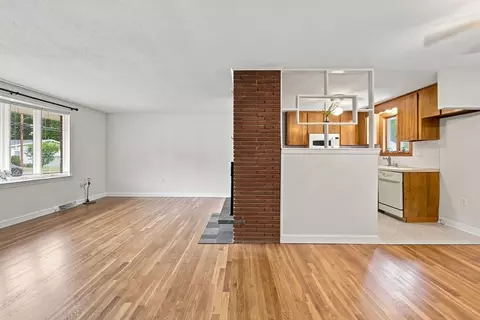 Living - 19 Champlain Dr, Hudson, MA 01749 photo 4 of 7