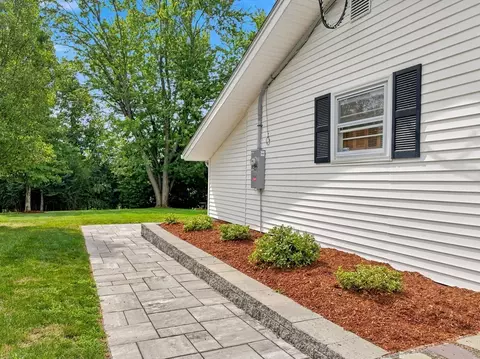 Exterior - 19 Champlain Dr, Hudson, MA 01749 photo 4 of 5