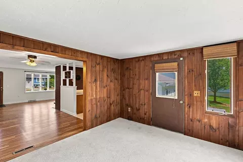 Living - 19 Champlain Dr, Hudson, MA 01749 photo 5 of 7