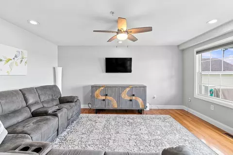 Living - 273 Draper St #6, Fall River, MA 02724 photo 2 of 3