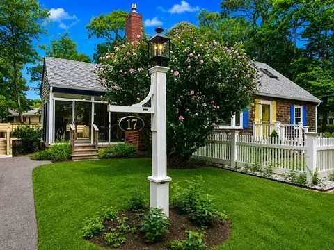 17 Cooper Rd, Falmouth, MA 02536