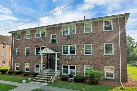 8 Carriage Hill Rd #17, Amesbury, MA 01913