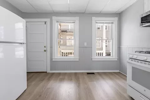 31-33 Bourne St, Lowell, MA 01852 photo 12