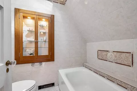 Bath - 86 Orange St, Reading, MA 01867 photo 3 of 4