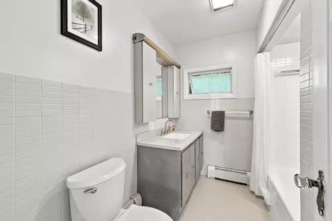 Bath - 43 Chilmark, Worcester, MA 01604 photo 1 of 4