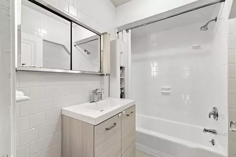 Bath - 43 Chilmark, Worcester, MA 01604 photo 2 of 4