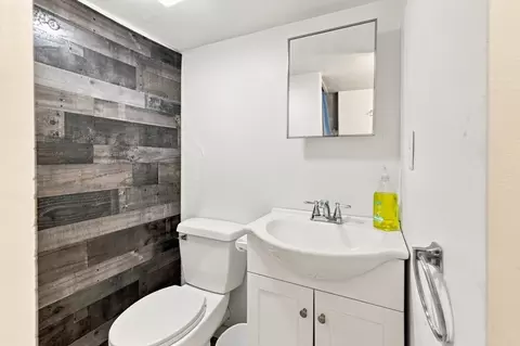 Bath - 43 Chilmark, Worcester, MA 01604 photo 4 of 4