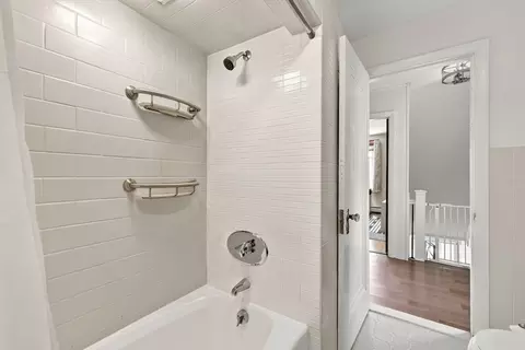 Bath - 43 Chilmark, Worcester, MA 01604 photo 3 of 4