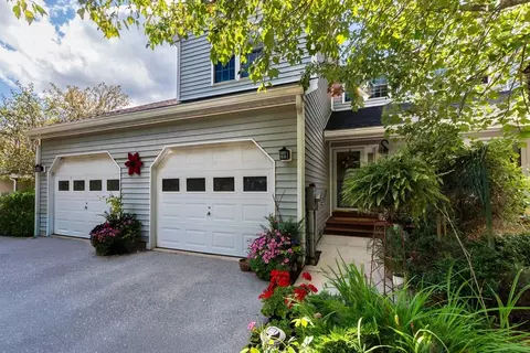 28 Mountain Laurel Ln #28, Fitchburg, MA 01420