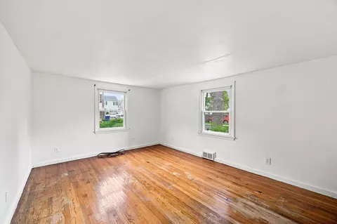 Living - 132 Miller St, Springfield, MA 01104 photo 1 of 3