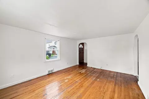 Living - 132 Miller St, Springfield, MA 01104 photo 2 of 3