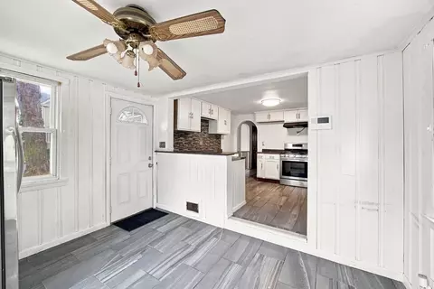Entry Way - 132 Miller St, Springfield, MA 01104 photo 1 of 1