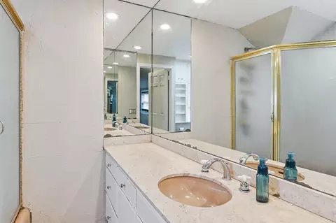 Bath - 89 Abbott St, Springfield, MA 01118 photo 3 of 3