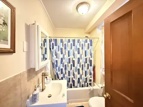 Bath - 145 Hancock St, Springfield, MA 01109 photo 1 of 2