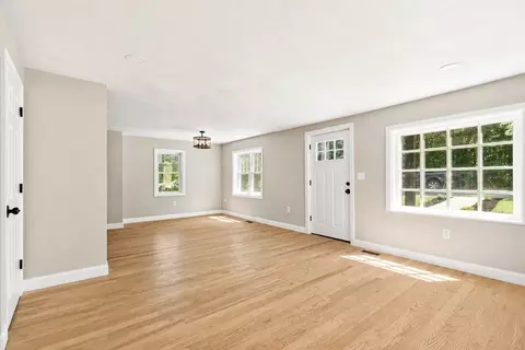 Living - 40 Nonquit St, Worcester, MA 01604 photo 1 of 3