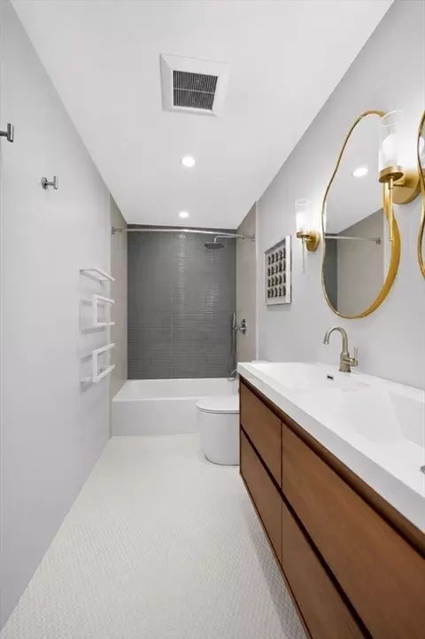 Bath - 409 Pearl St, Reading, MA 01867 photo 7 of 7