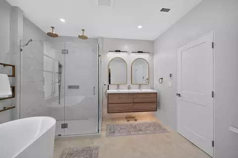 Bath - 409 Pearl St, Reading, MA 01867 photo 3 of 7