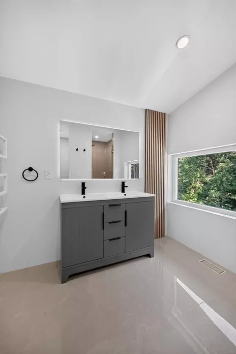 Bath - 409 Pearl St, Reading, MA 01867 photo 6 of 7