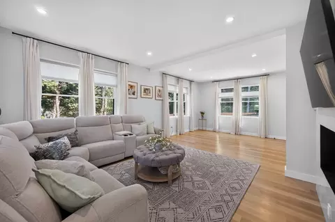 Living - 409 Pearl St, Reading, MA 01867 photo 2 of 3