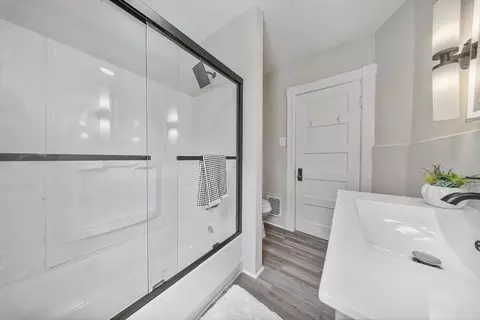 Bath - 615 White St, Springfield, MA 01108 photo 2 of 3
