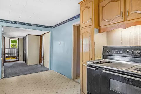 Entry Way - 162 Arcadia Blvd, Springfield, MA 01118 photo 1 of 2