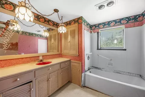Bath - 162 Arcadia Blvd, Springfield, MA 01118 photo 1 of 1